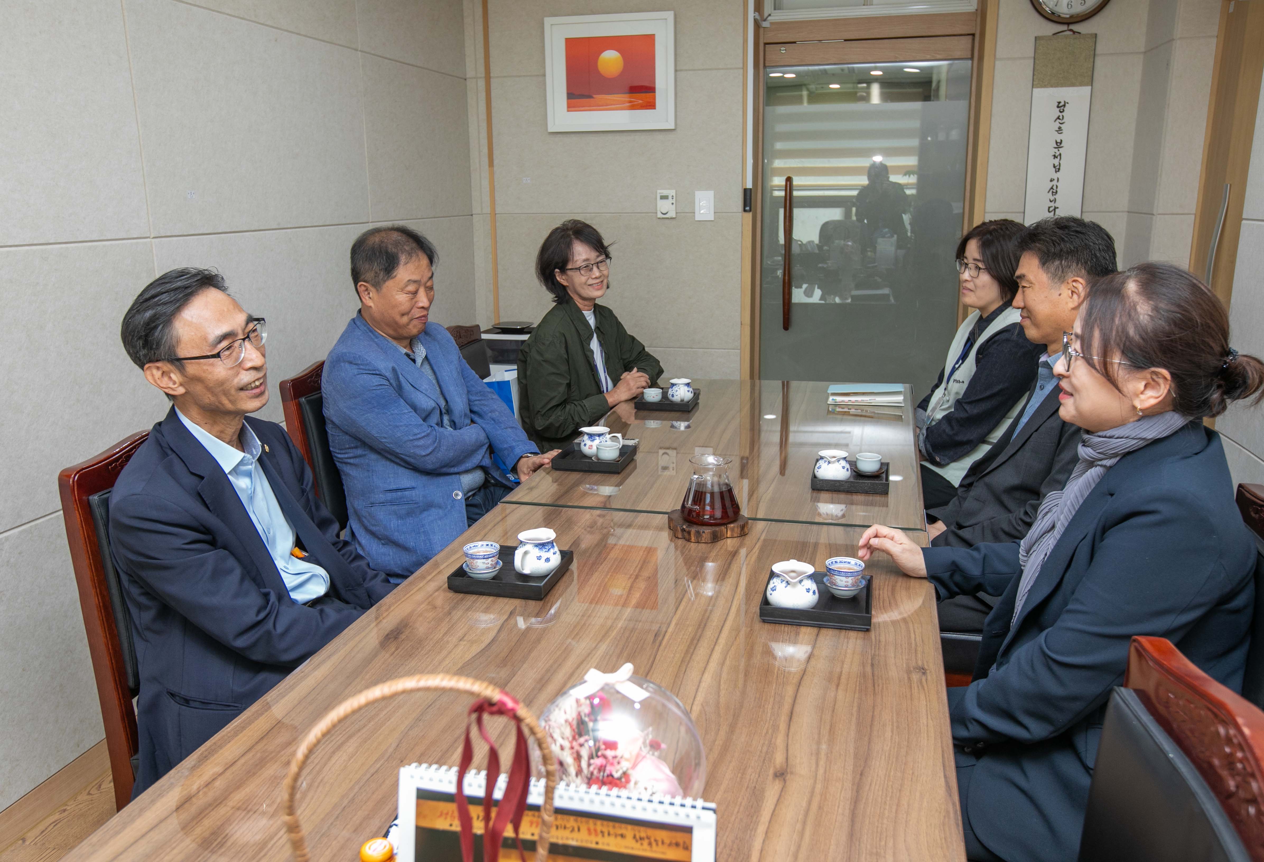 김현준 한국사회보장정보원장(왼쪽)이 어르신들을 위한 배식봉사에 앞서 어르신 복지를 위해 애쓰는 신재원 광진노인종합복지관장과 담소를 나누고 있다.