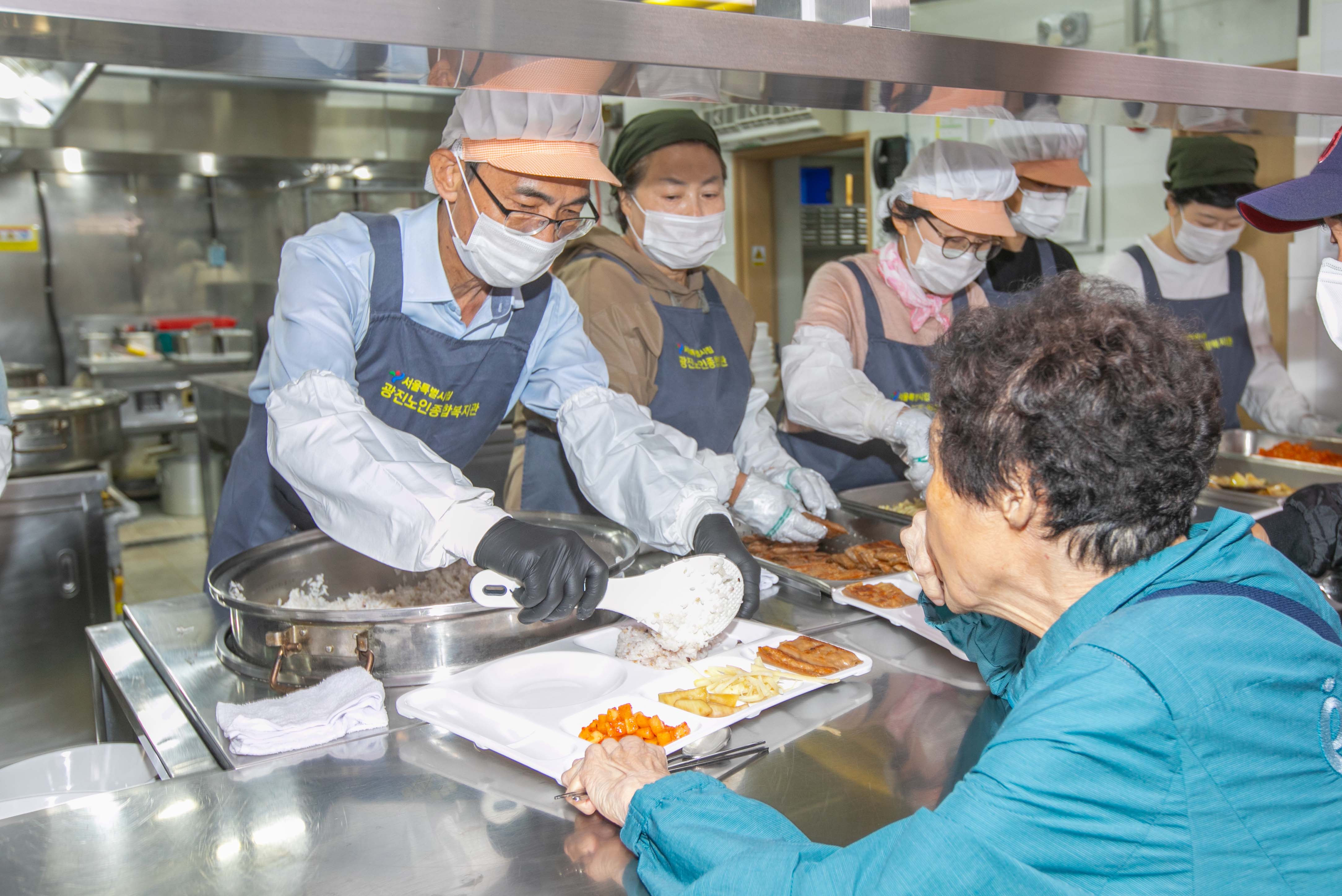 김현준 한국사회보장정보원장이 어르신들을 위해 배식봉사를 하고 있다.