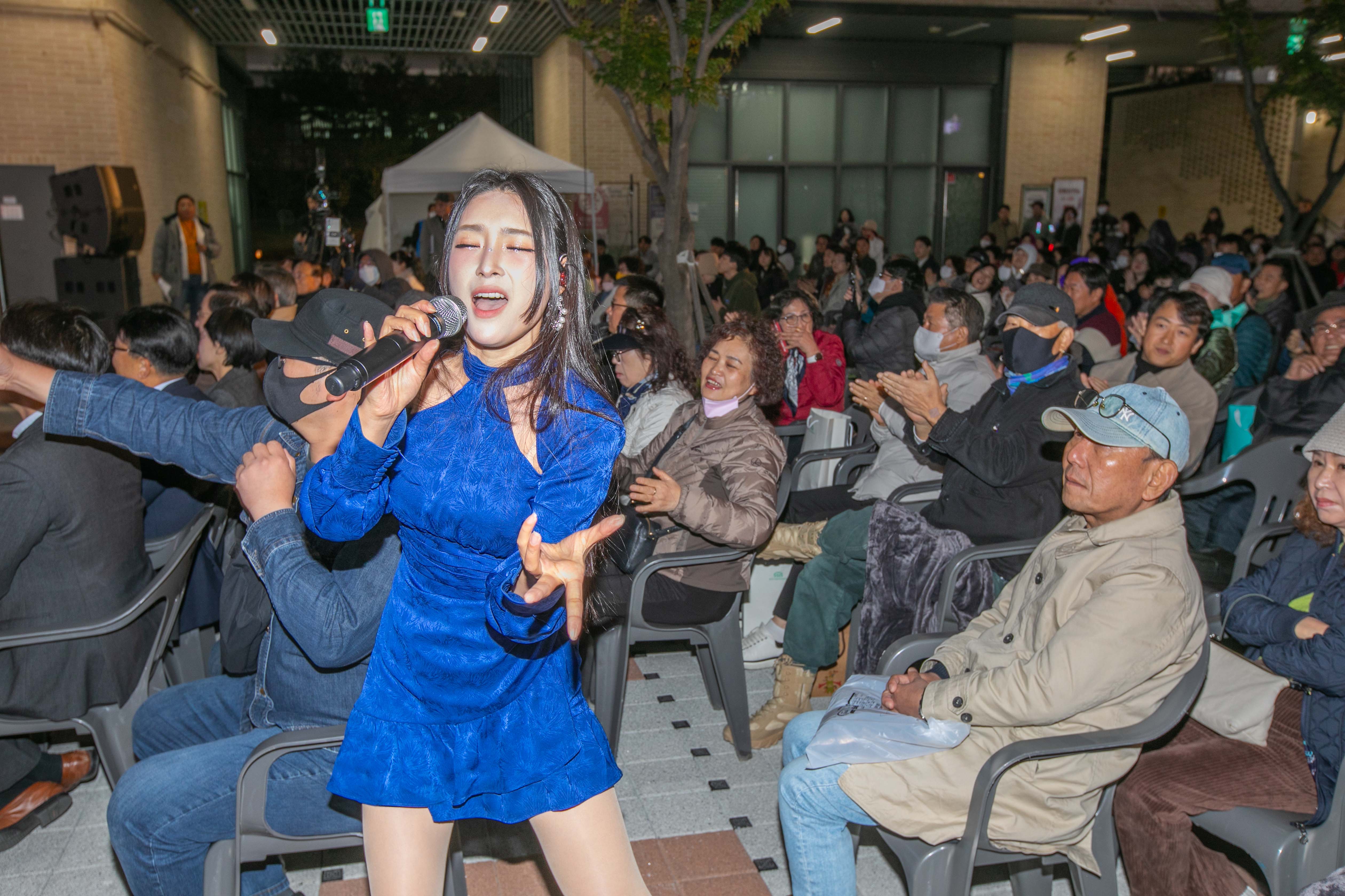 한국사회보장정보원이 지역주민과 임직원을 위해 준비한 2024 가을정원음악회가 6일 보건복지행정타운 광장에서 개최되었습니다.