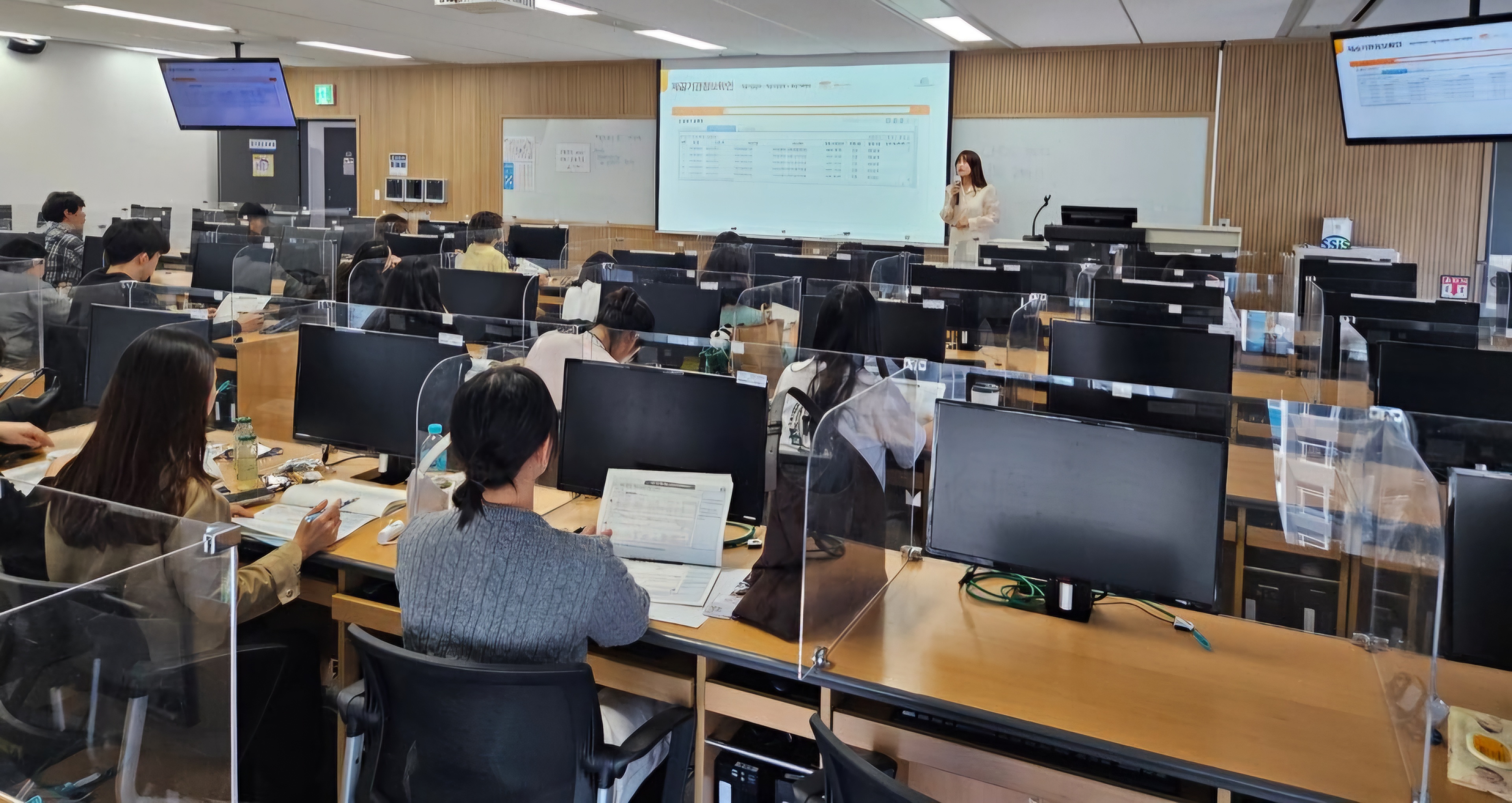 [한국사회보장정보원 구자은 전문강사가 교육생들을 대상으로 교육을 진행하고 있다./ 한국사회보장정보원]